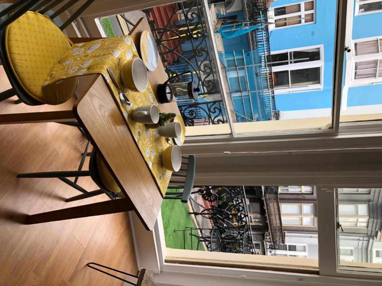 Striking Seaside One Bed Balcony Flat In Appartement