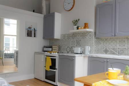 Striking Seaside One Bed Balcony Flat In Appartement