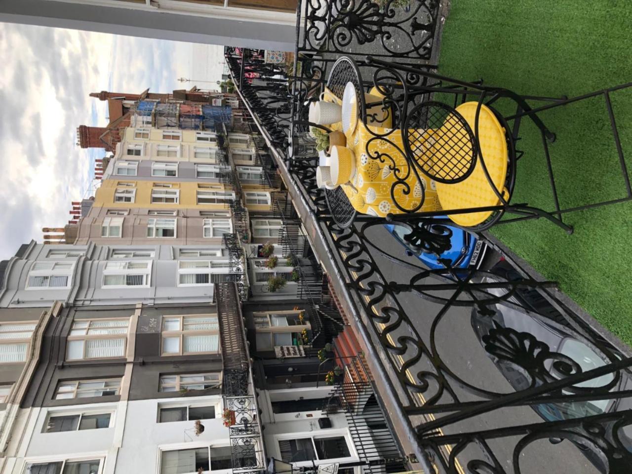 Striking Seaside One Bed Balcony Flat In * Hove